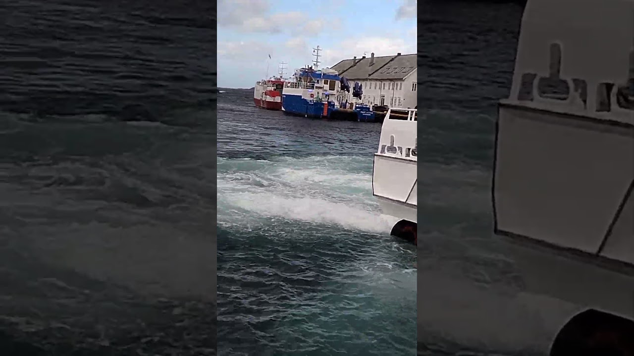 Ụgbọ mmiri na-agba ọsọ si Hareid wyspa rụtere ọdụ ụgbọ mmiri Aalesund w Norwegii, Ocean Atlantycki