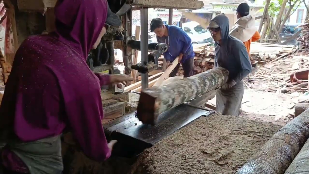 POTONG KAYU JENIS KERAS HASIL BERLIPAT 