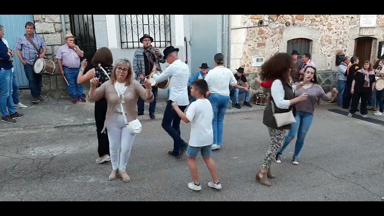 Baile popular para el inicio de Fiestas de Retortillo (Salamanca)