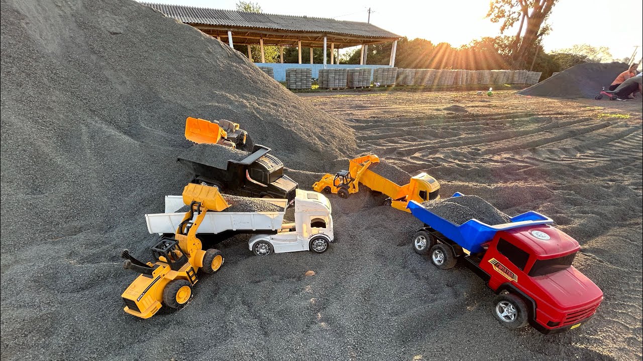 CAMINH&Atilde;O CARREGANDO PEDRA PARA OBRA DA PREFEITURA