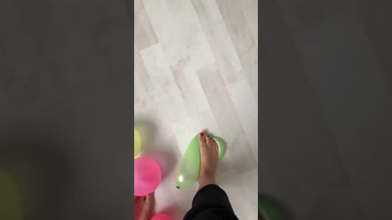 Ballons Platzen Barfuss / Balloon popping Barefeet