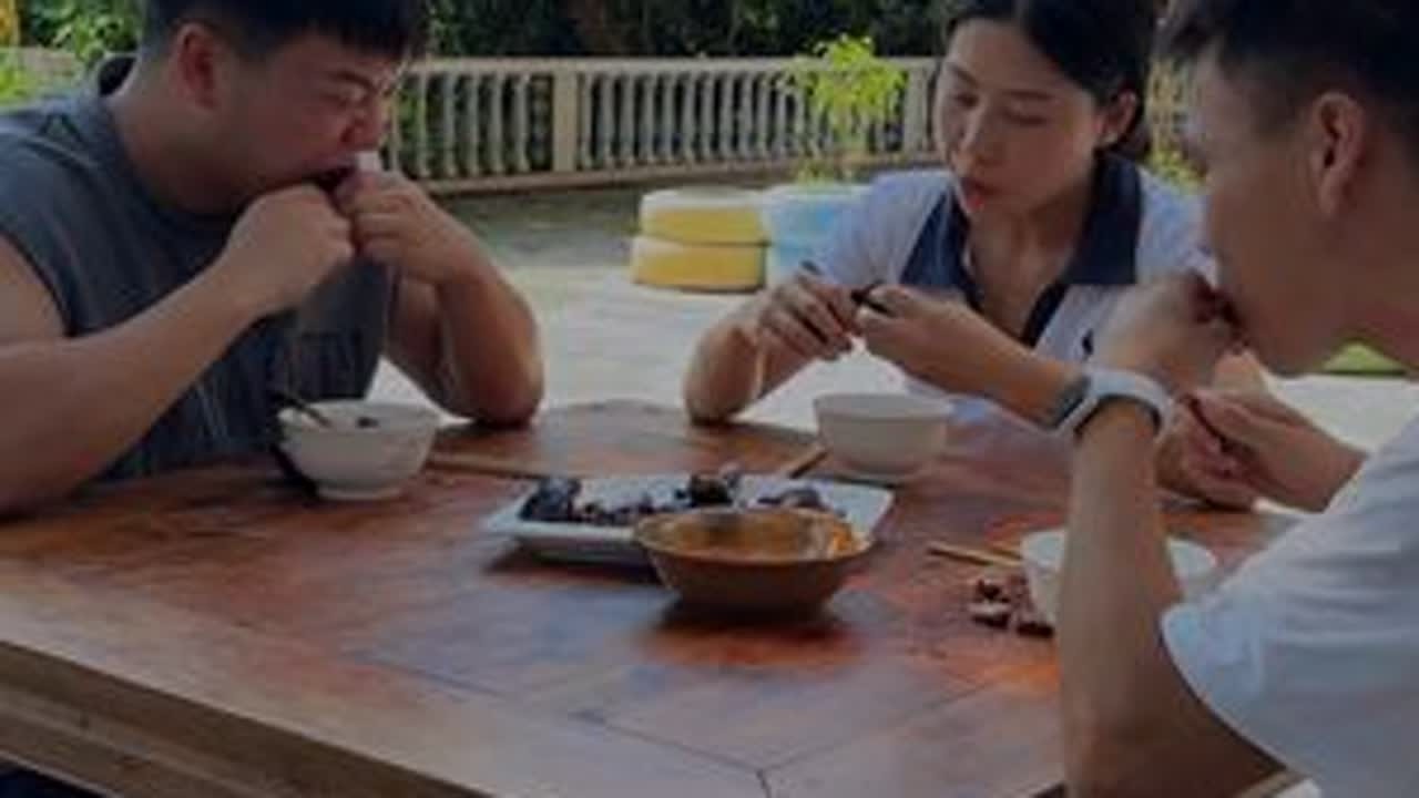这个钱被谁捡了，大家心理明白。邻里之间难免会发生误会，事情讲清楚就好。