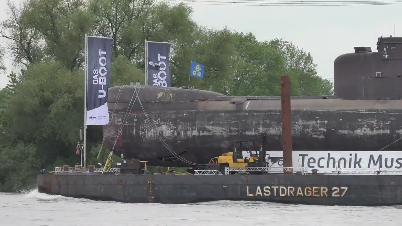 Transport des U-Boot U 17 auf dem Rhein, Vorbeifahrt am Anleger Rheinfähre Walsum 12.05.2023