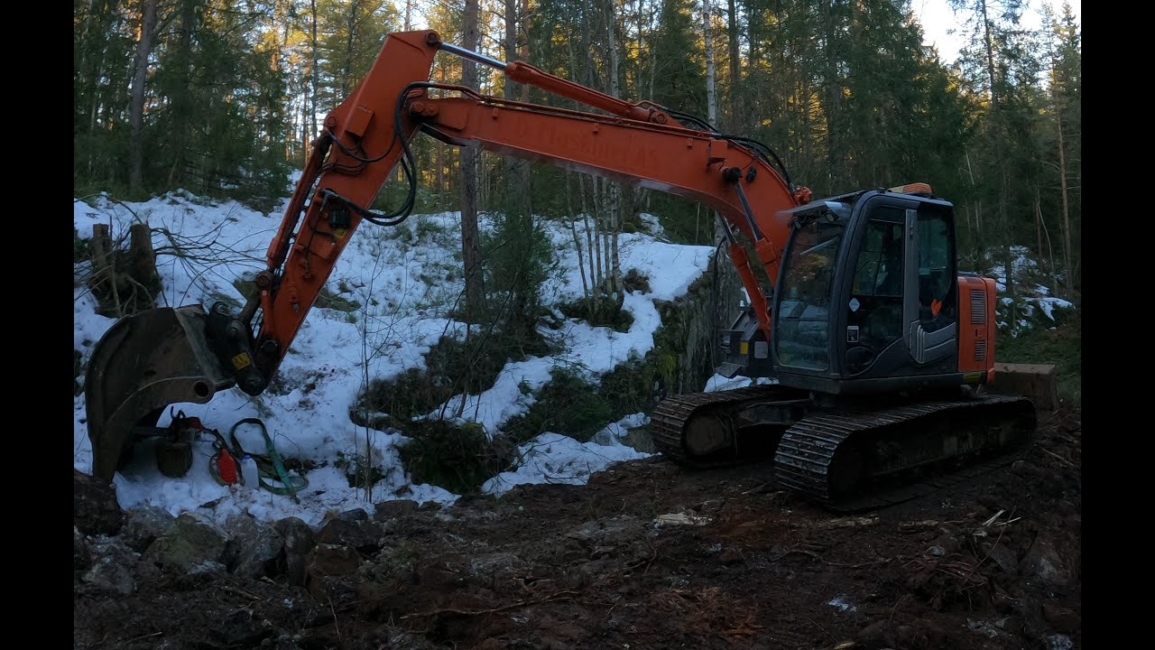 Hitachi 135 US building rough road base for a Forest road
