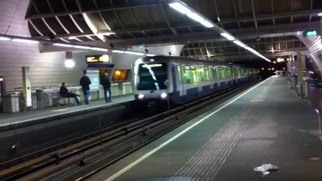 RET Metro 3X Type B op Spijkenisse Centrum (in de avond) (5322 & 5353 met nieuwe kleur)