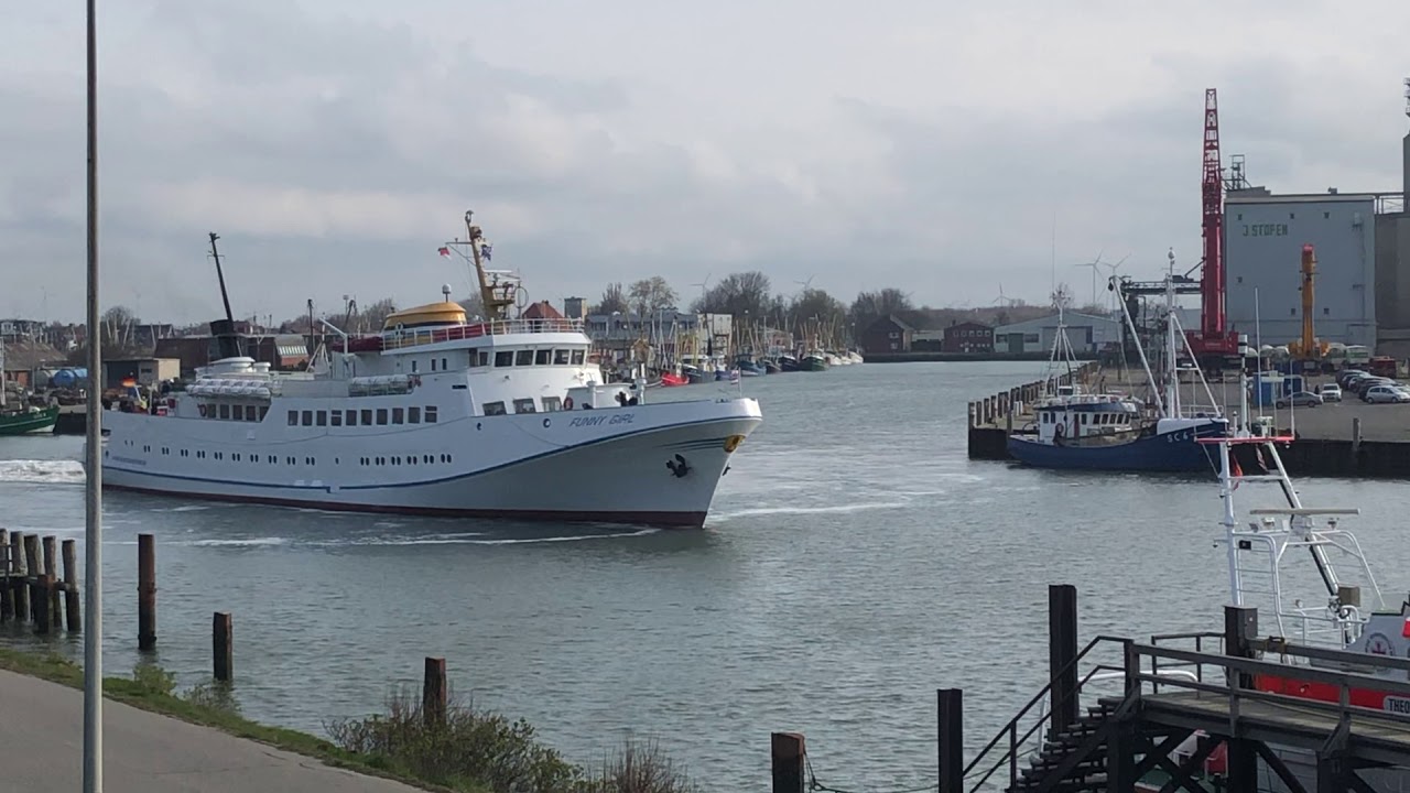 BÜSUM - Abfahrt der FUNNY GIRL aus dem Büsumer Hafen nach Helgoland