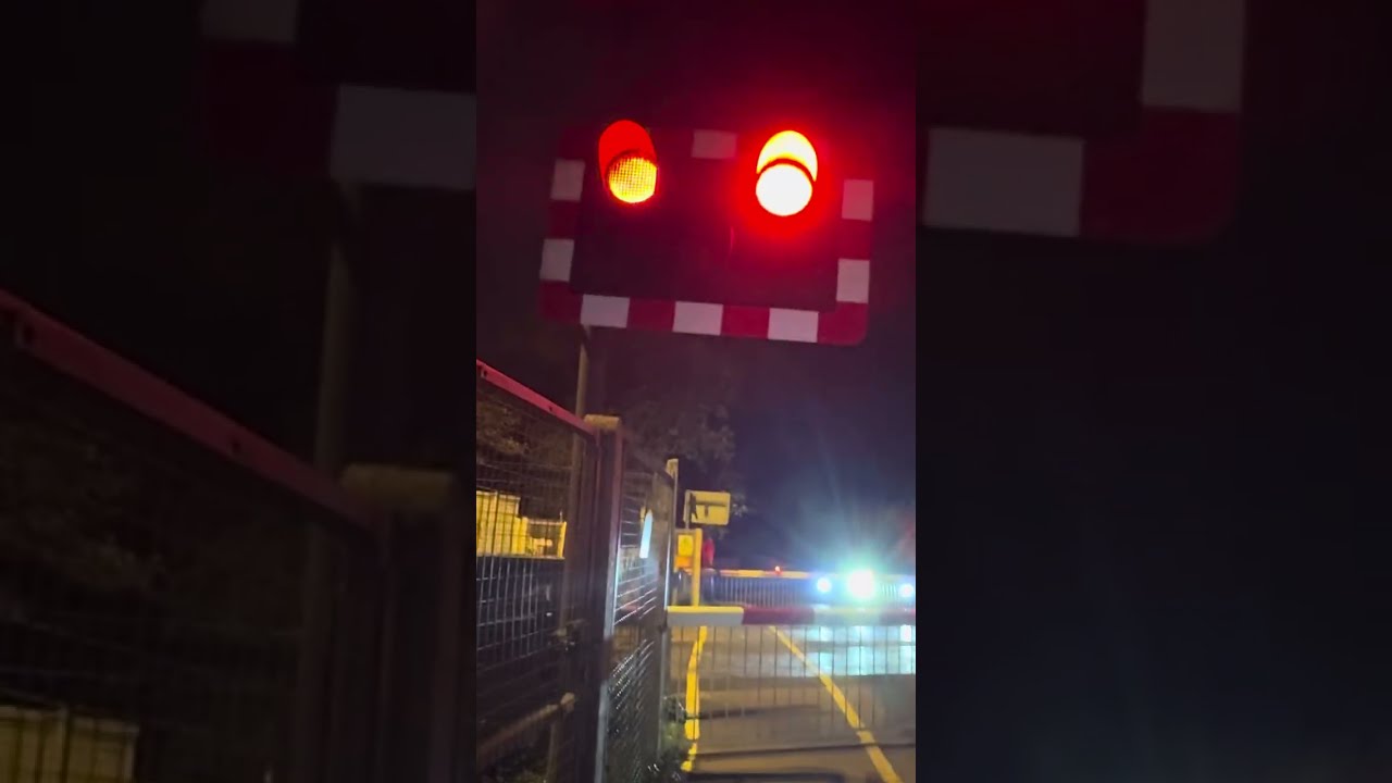 oxshott level crossing (surrey) *halloween special, halogen boom lights*