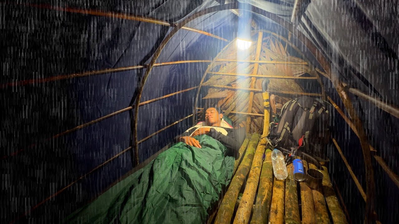 BERKEMAH DI SAAT HUJAN DERAS -BERMALAM DI SELTER HANGAT DAN MENCARI IKAN DI SUNGAI