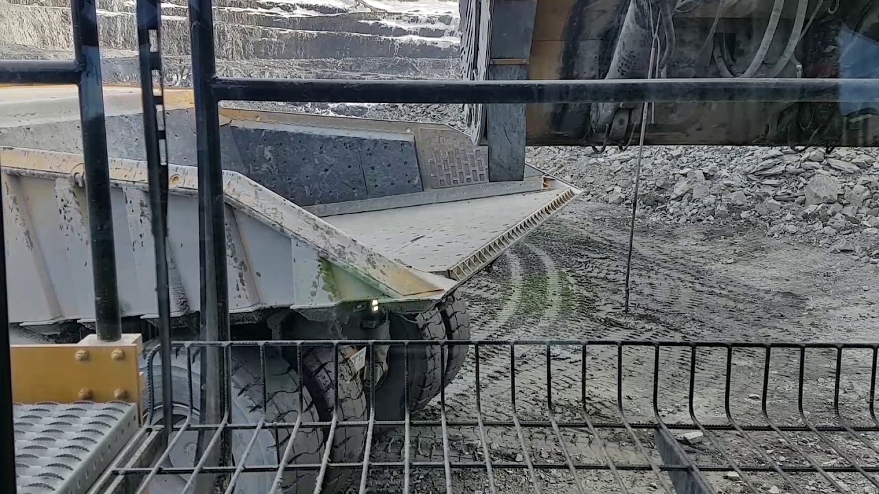 Cat 6060 loading a Cat 793