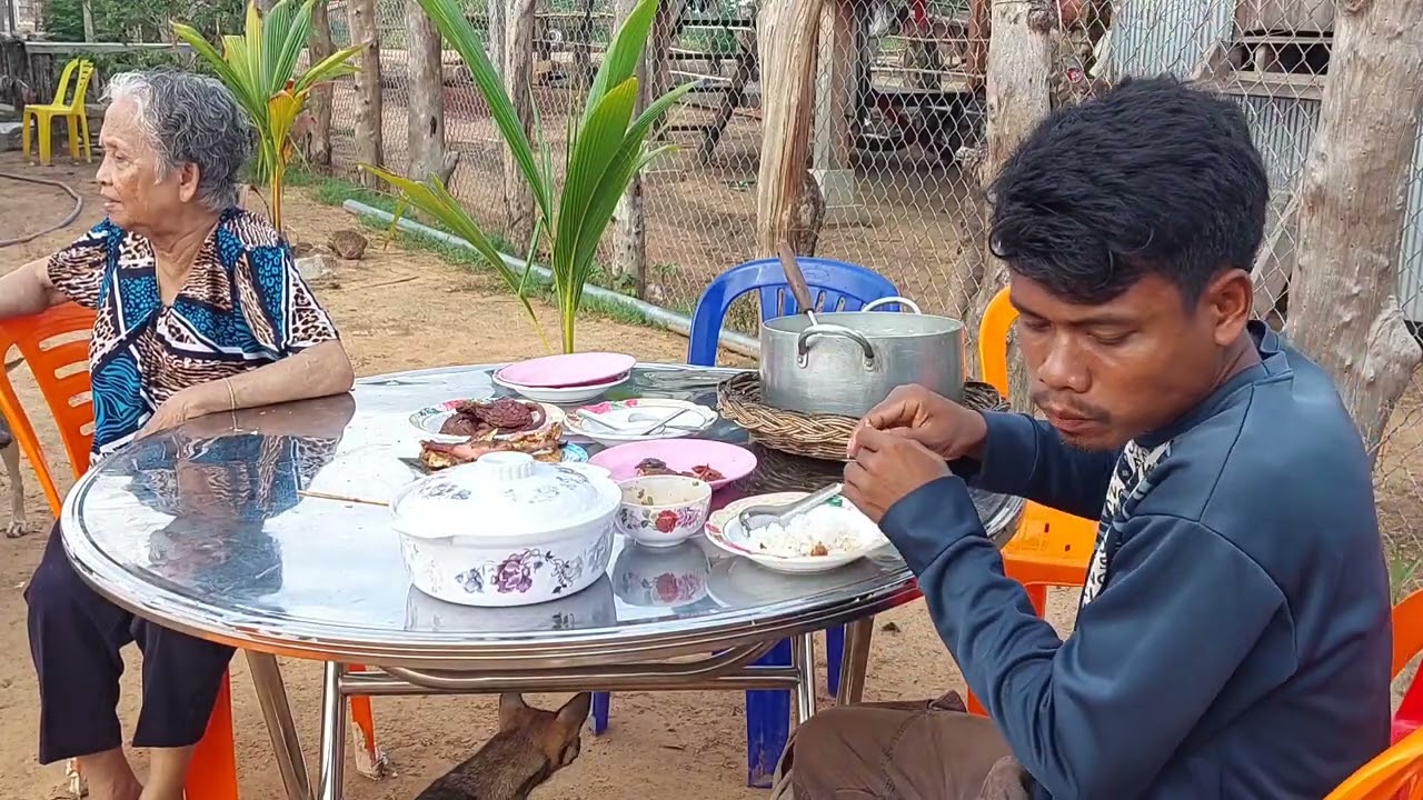 ជំនួយពីម៉ែនាងធ្វើម្ហូបចែកជូនបងប្អូនក្នុងភូមិ