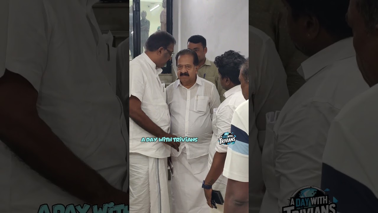 കോൺഗ്രസ് കമ്മിറ്റി യോഗം കഴിഞ്ഞ് കെപിസിസി ആസ്ഥാനത്തുനിന്നും മടങ്ങുന്ന  മന്ത്രി രമേശ് ചെന്നിത്തല