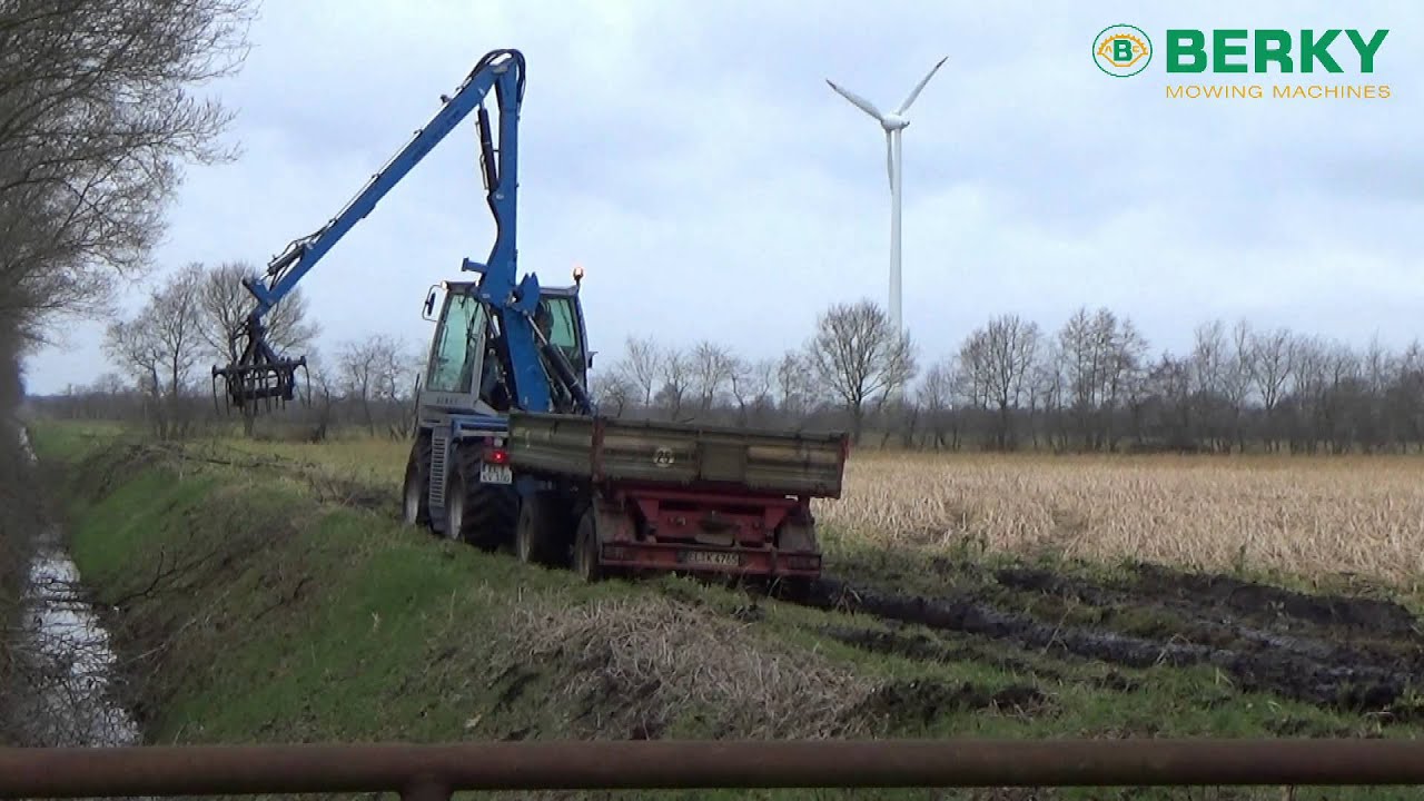 BERKY Trac Typ 3700 im Einsatz mit Greifer und Anhänger