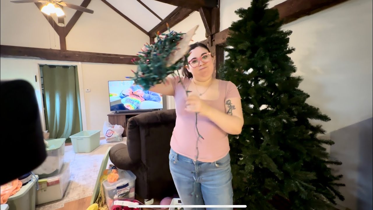 CLEAN WITH ME | Cleaning and taking down Christmas - Resetting my Apartment