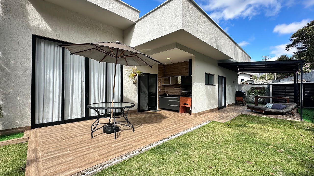 CASA NOVA LINEAR À VENDA, EM CONDOMÍNIO, 3 SUÍTES, ÁREA GOURMET EM TERESÓPOLIS/RJ. ❌SUSPENSA❌
