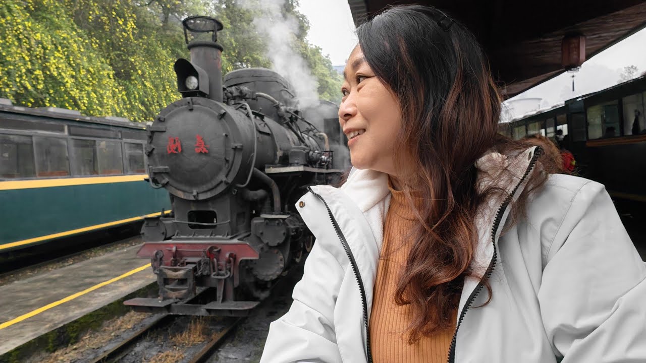 我们坐上蒸汽小火车，体验怀旧工业文化，途径油菜花田、乡村、隧道，还有下车看火车蒸汽表演。