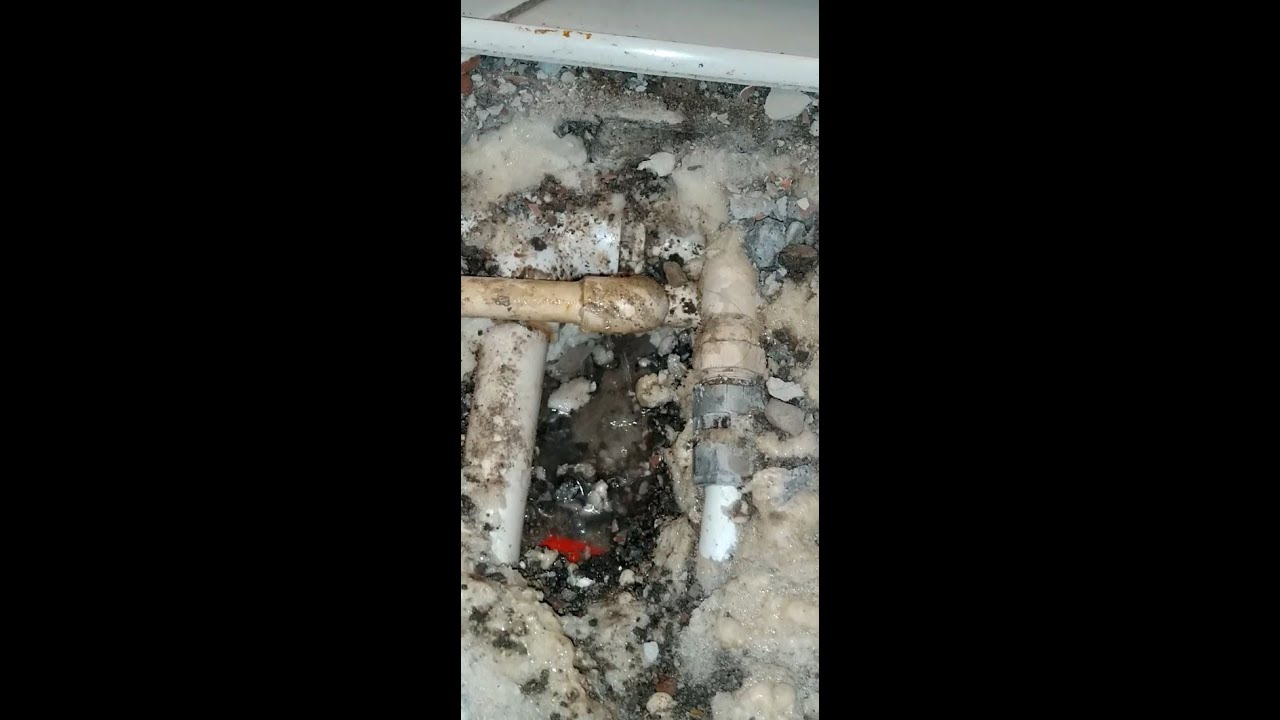 Nieszczelność na ciepłej wodzie - 25 letnia klejona instalacja Nibco