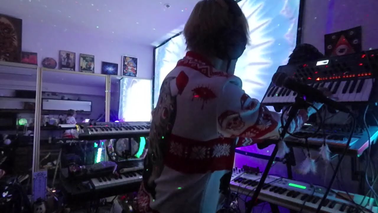 uRE tHRALL - double synth geetar man