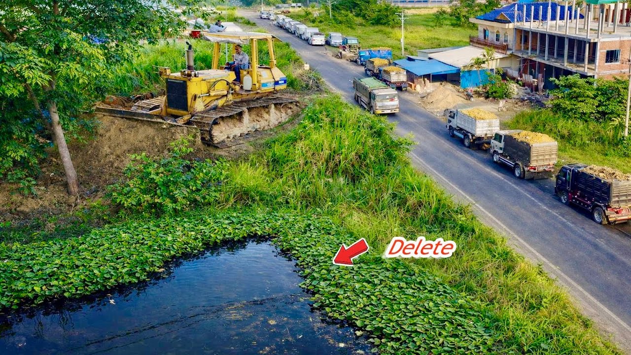 Ohh!! Huge Size! New Landfill use Dump Truck into water with SKILL Dozer KOMATSU Pushing SOIL!!