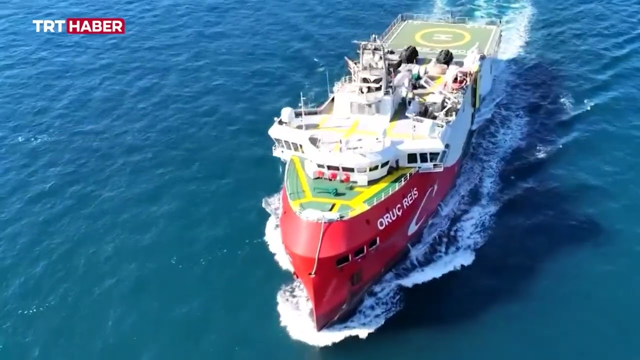Somali'deki görevini tamamlayan Oruç Reis İstanbul Boğazı'ndan geçiyor