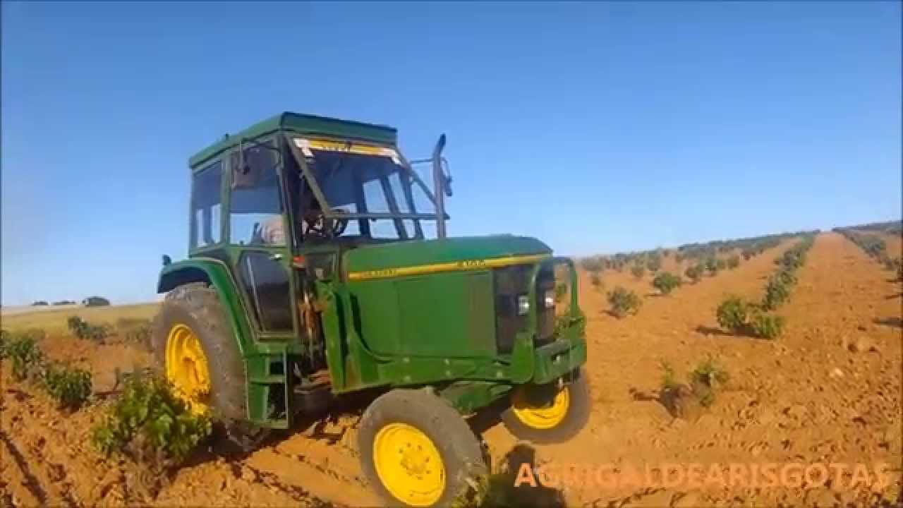 John Deere 6100 plouging//John Deere 6100 arando viñas HD