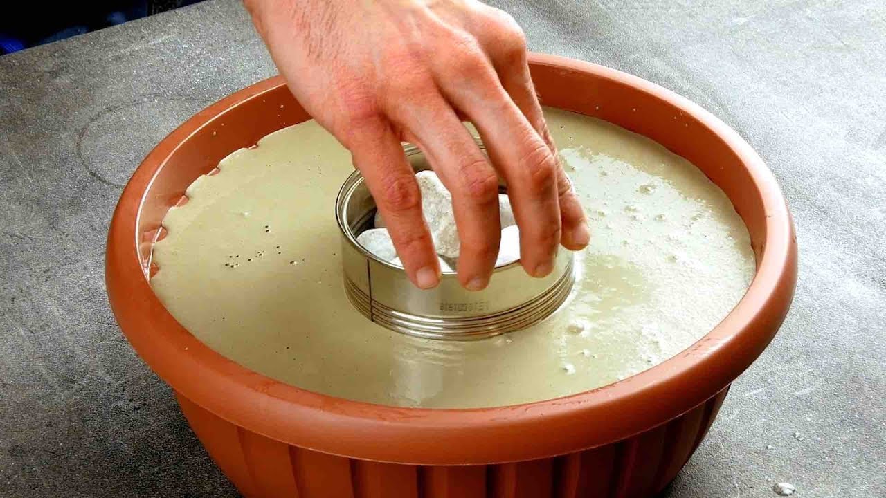 Weil er eine Blechdose voll mit Steinen in Beton drückt flippen die Nachbarn aus
