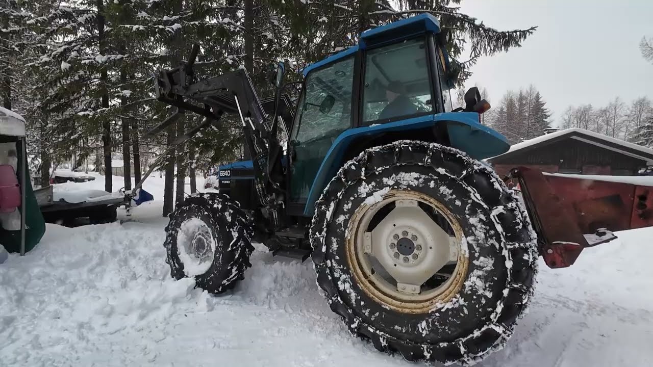 Kamera jää traktorin alle lumitöissä