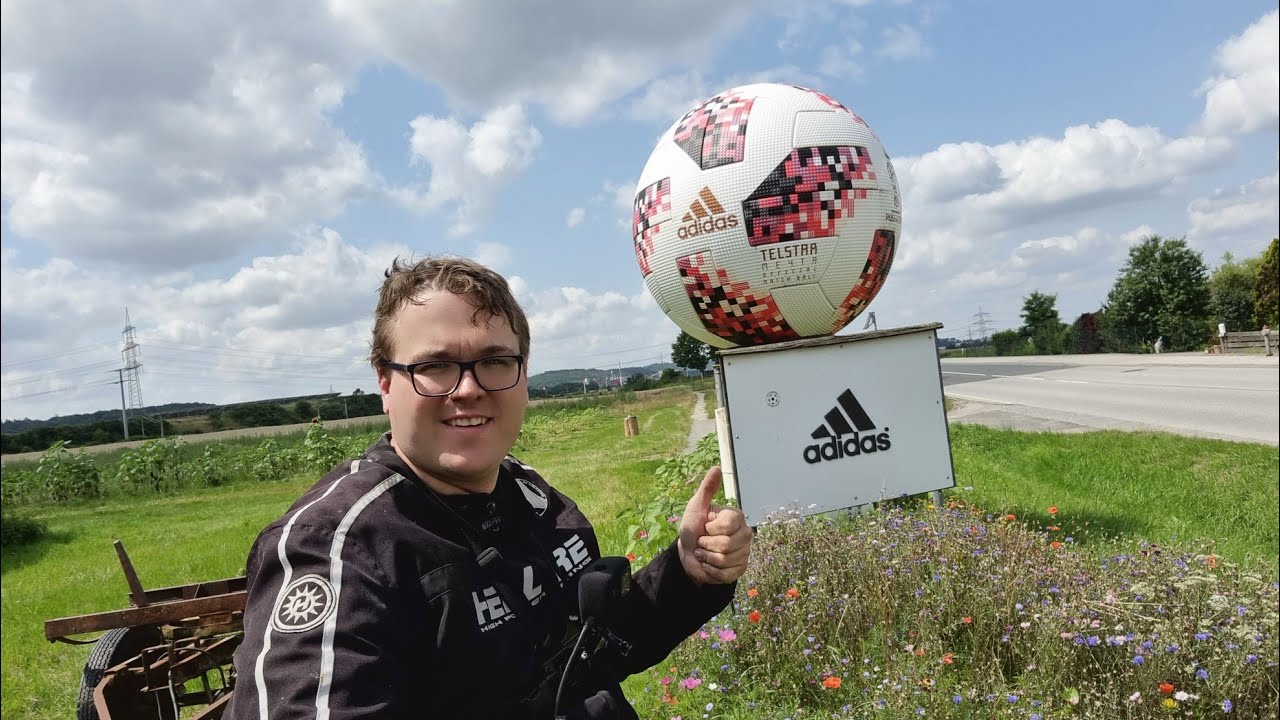 Justus Unterwegs der XXL WM Ball Adidas FIFA WORLDCUP RUSSIA 2018 in Oberlaimbach Stadt Scheinfeld