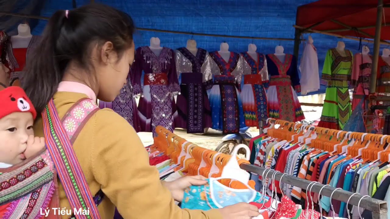 Single Mother and Daughter Go to Town for the First Time to Buy New Clothes | Ly Tieu Mai