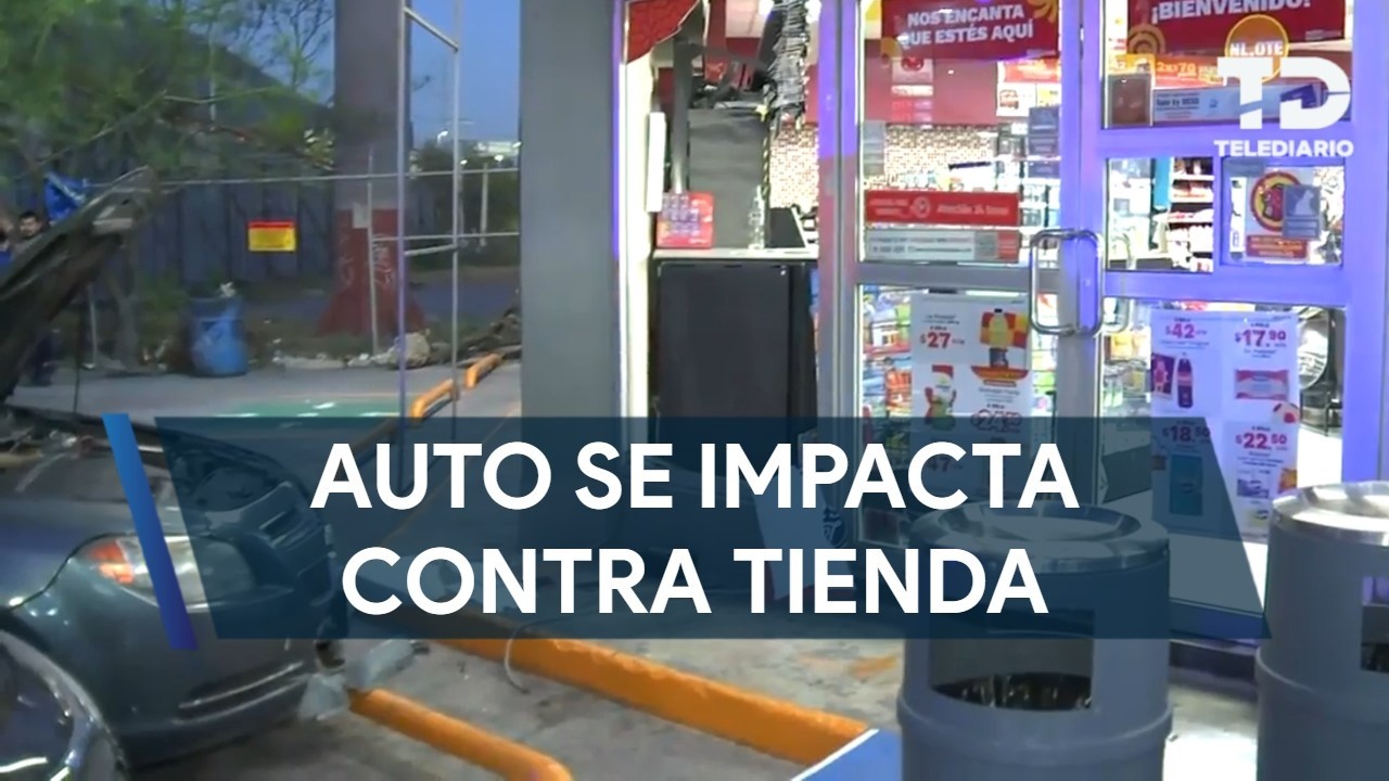 Auto se impacta contra tienda de conveniencia en la avenida Eloy Cavazos en Guadalupe