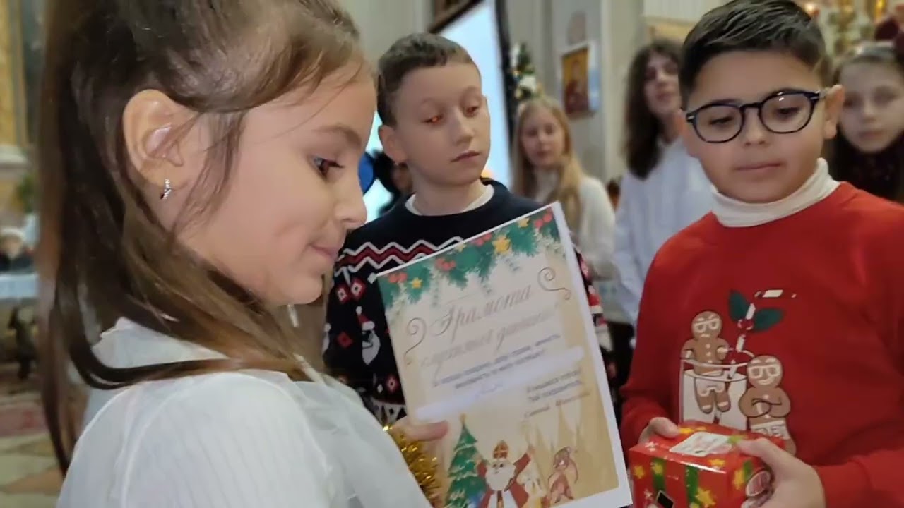 ✨🎄 СВЯТО СВЯТОГО МИКОЛАЯ 🧑&zwj;🎄🎒📝 в Chiesa di San Giorgio. Reggio Emilia. Italia.