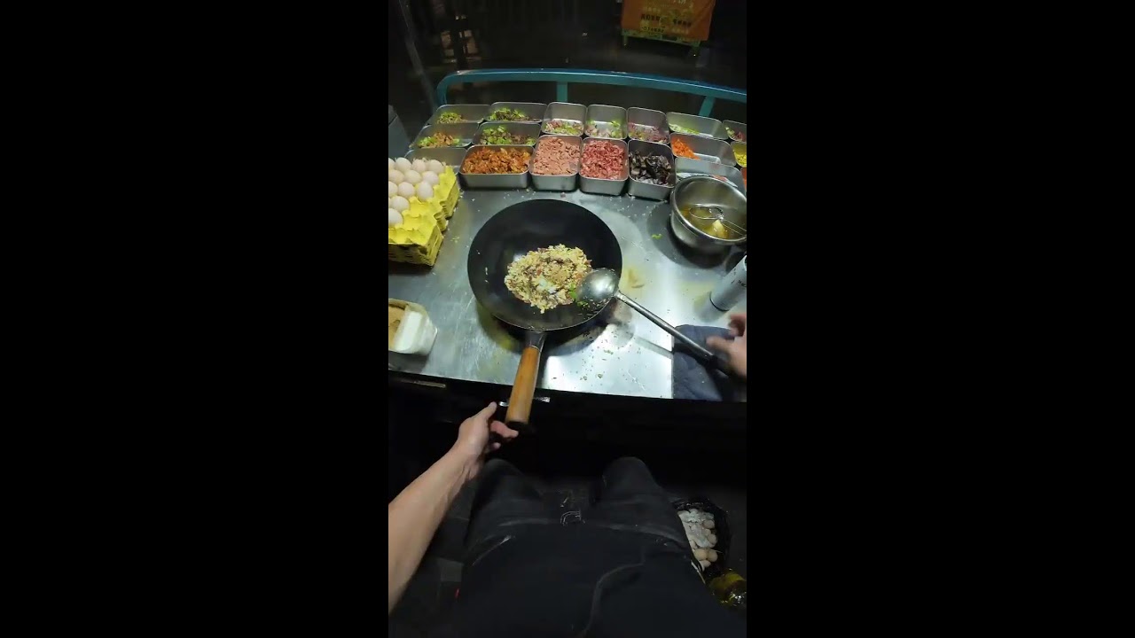Enjoying delicious food - 纵览美食直播