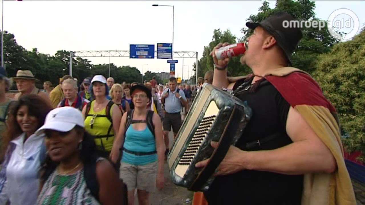 4Daagse Journaal 2013 - Dees loopt op blote voeten