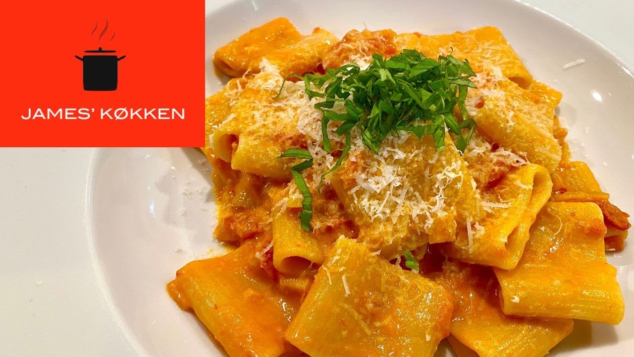 Rigatoni alla vodka - en skøn pastaret med en krydret, cremet tomatsauce med masser af bløde løg.