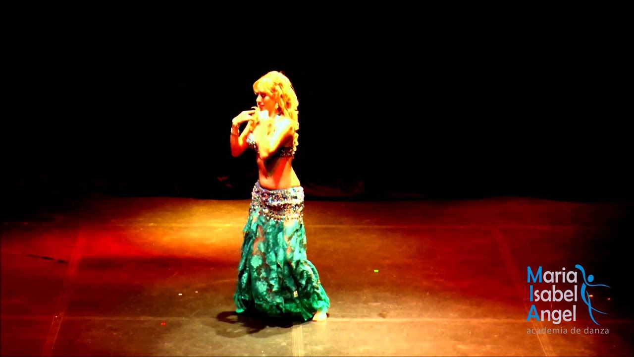 Maria Isabel Angel danzando Akhedny Maak. Pop romántico árabe