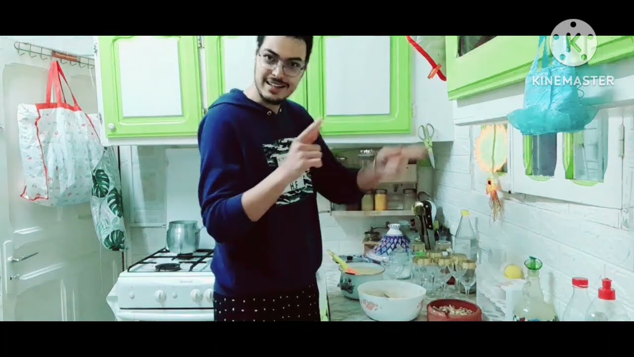 جاكم صديق بحاجة حلوة وبنينة
