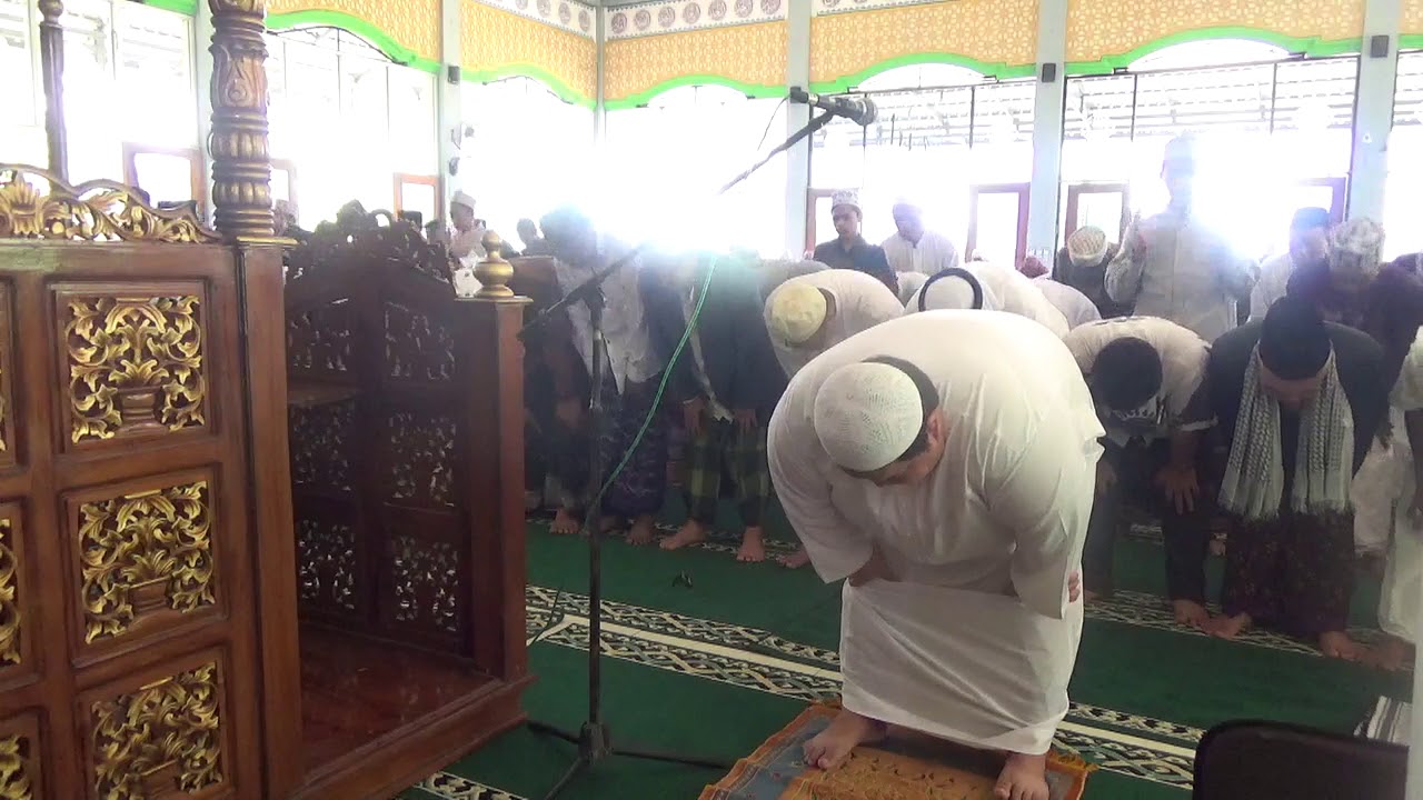 صلاة الجمعة محمد شكري بن علي وهو يقلد  السديس في مسجد عائشة صالح الدرمكية جاوى الوسطى اندونيسيا