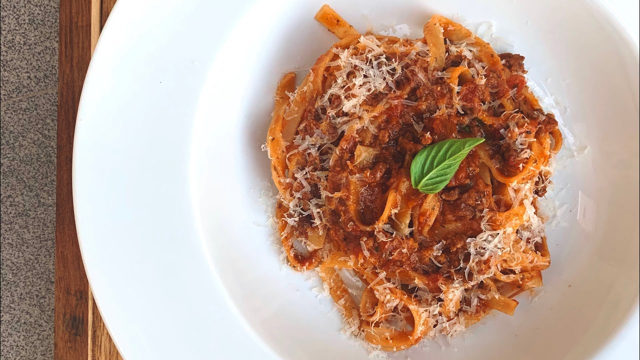 بولونيز  tagliatelle al ragu alla bolognesse