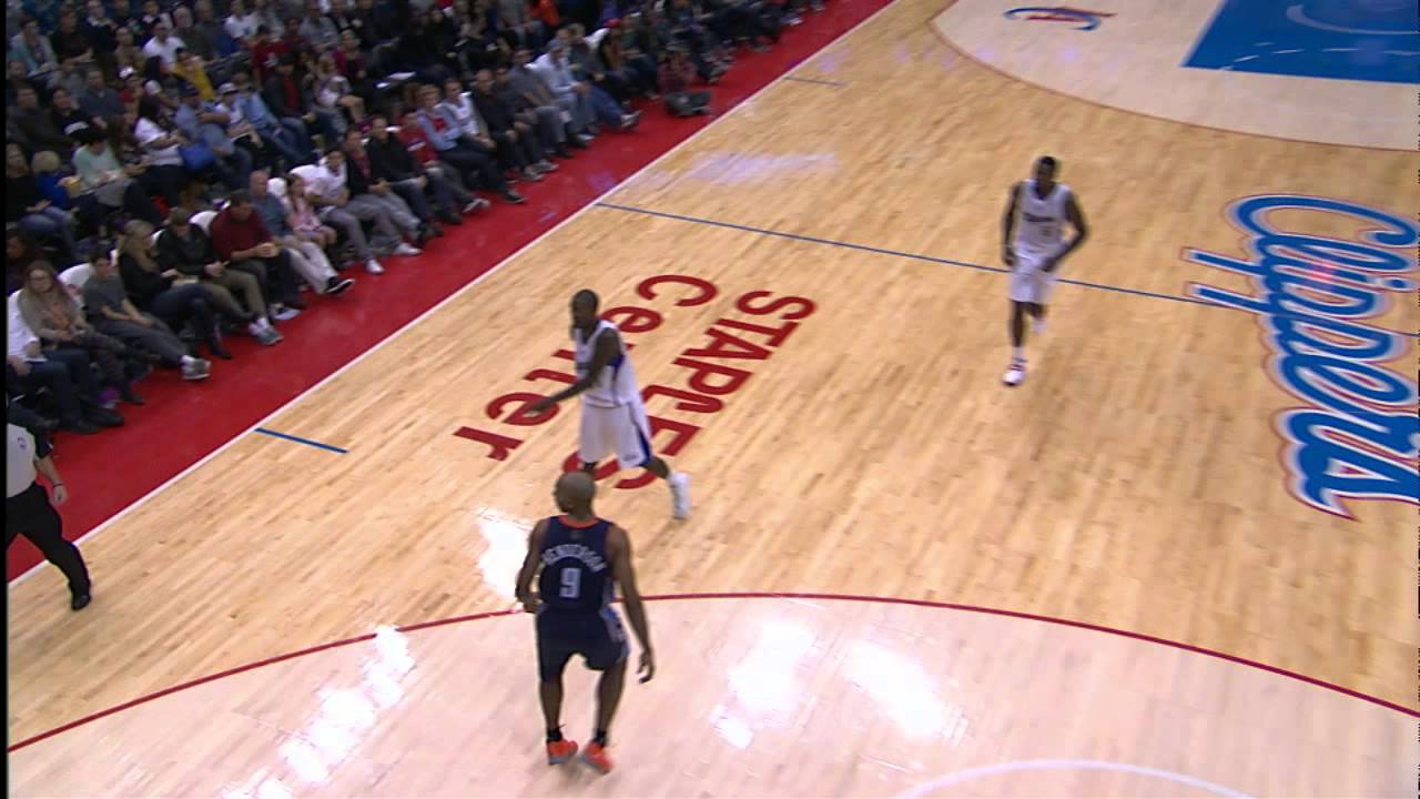 DeAndre Jordan's Powerful One-Handed Slam