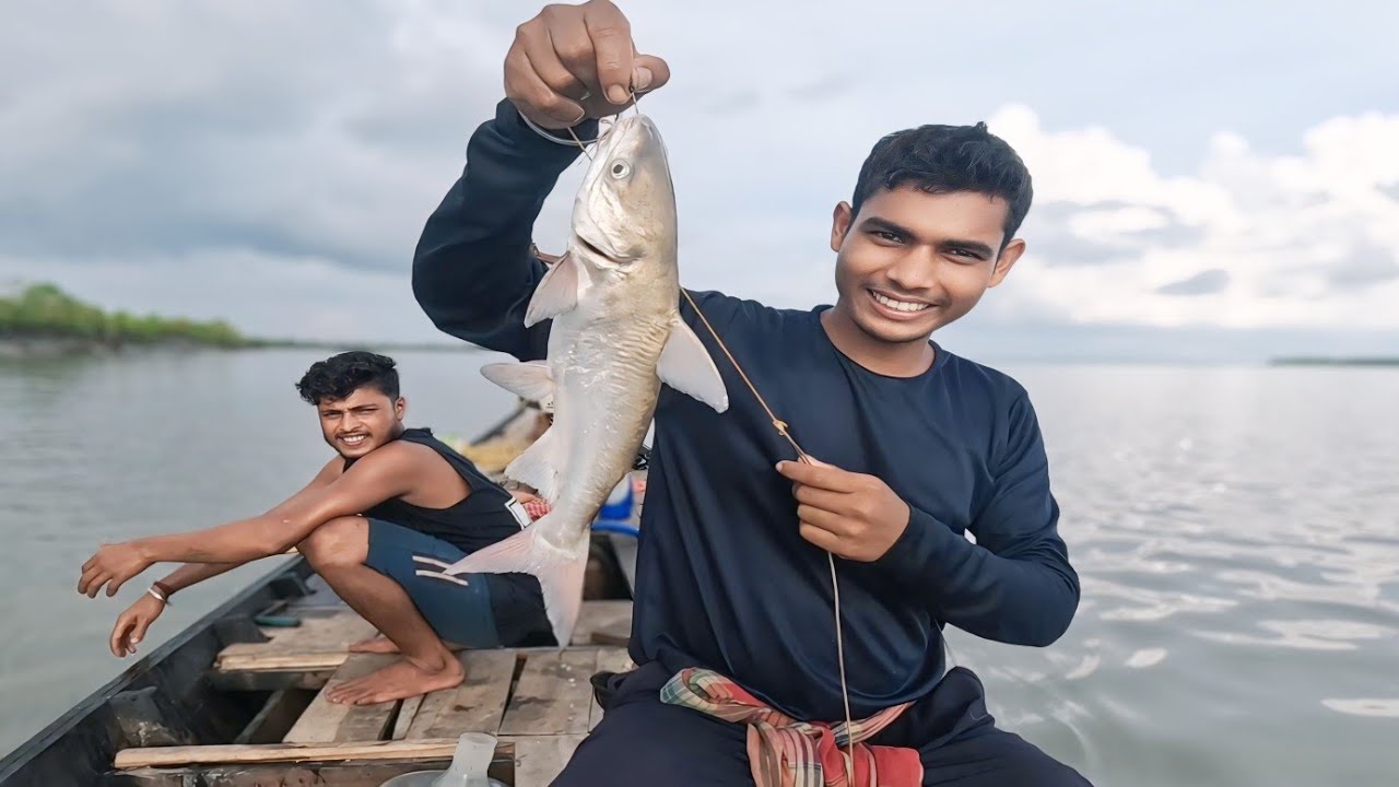 নতুন বড়শির চার দিয়ে সুন্দরবন নদীতে মাছ ধরার পাশাপাশি জমিয়ে খাওয়া দাওয়া করলাম