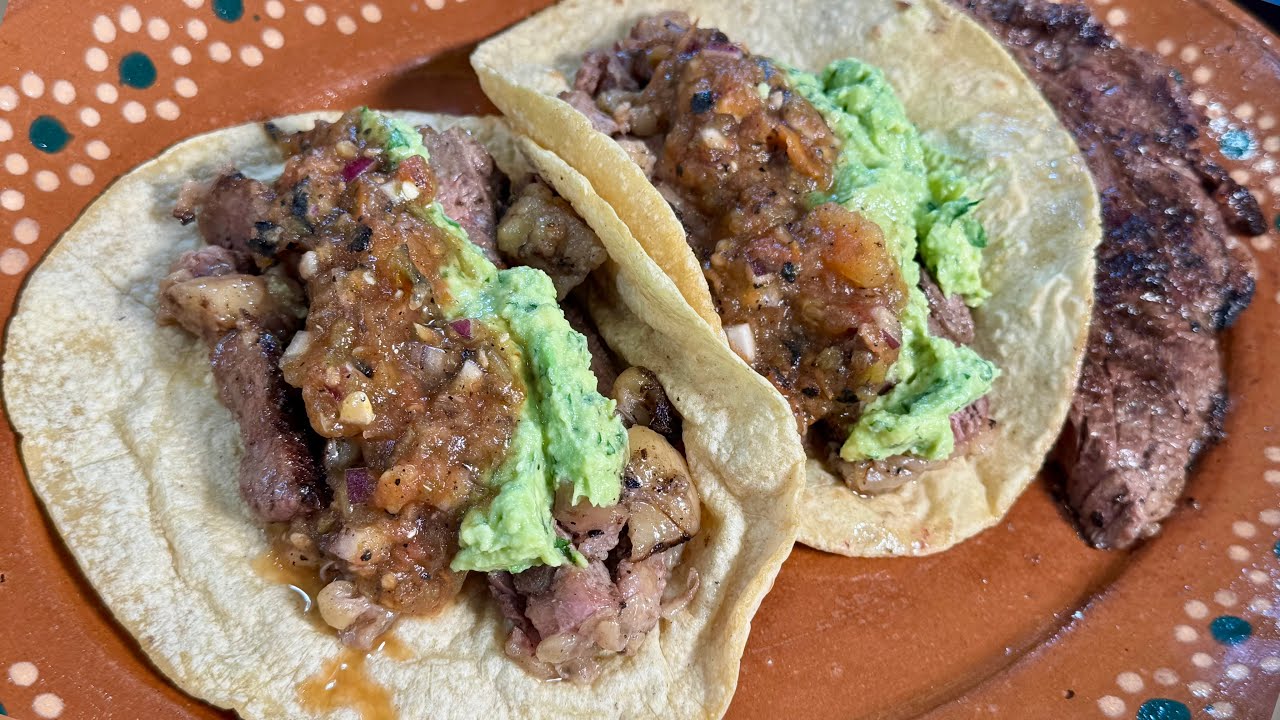 TACOS DE RIBEYE AL CARBÓN CON TORTILLAS RECIÉN HECHAS, DESDE LAS SALSAS HASTA LA MARINADA DE CARNE