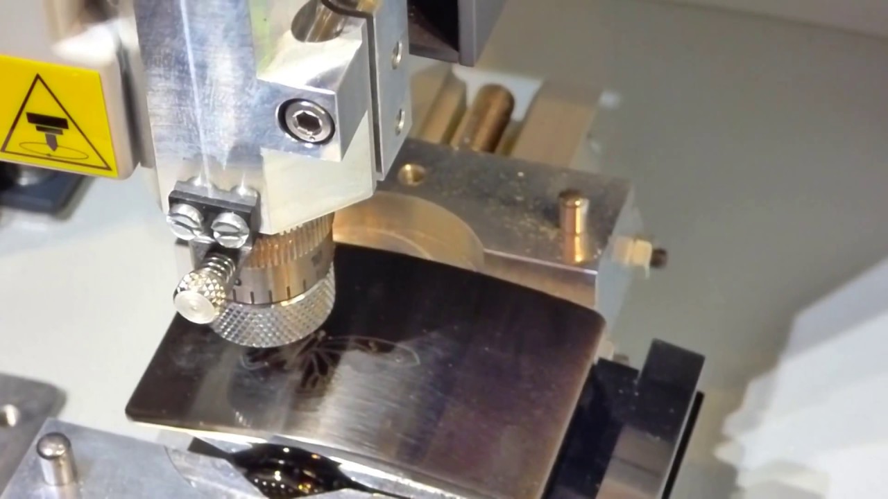 Gravure d'une boucle de ceinture métallique - Le kiosque à ceintures