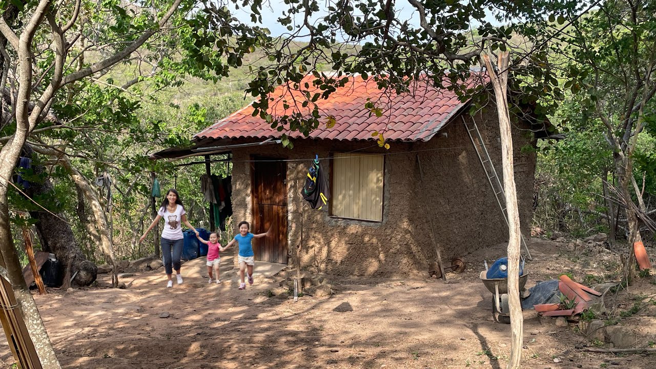 Família vive nessa casinha de taipa no topo da Serra entre mato e pedra@ElizeuSilvaTV 