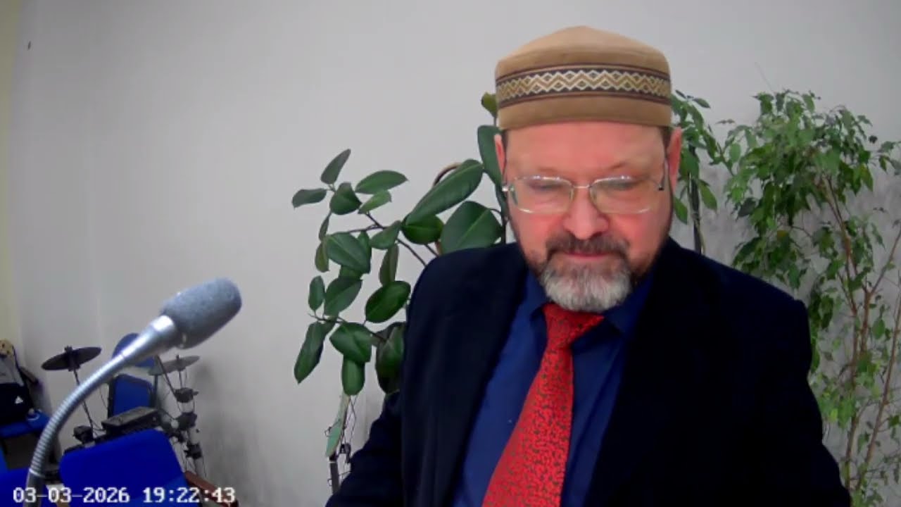 И вот устройство светильника: чеканный он из золота, от стебля его и до цветов чеканный... (Чис.8;4)