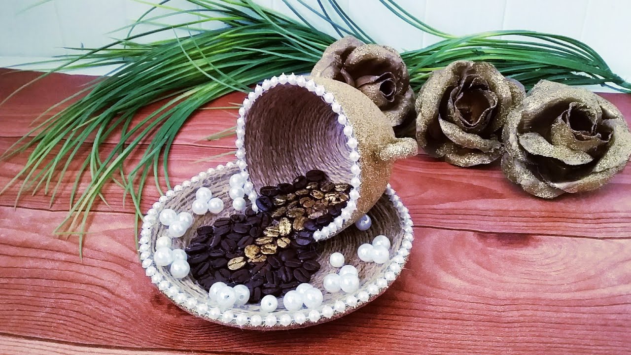 Чашка с кофейным зёрнами.