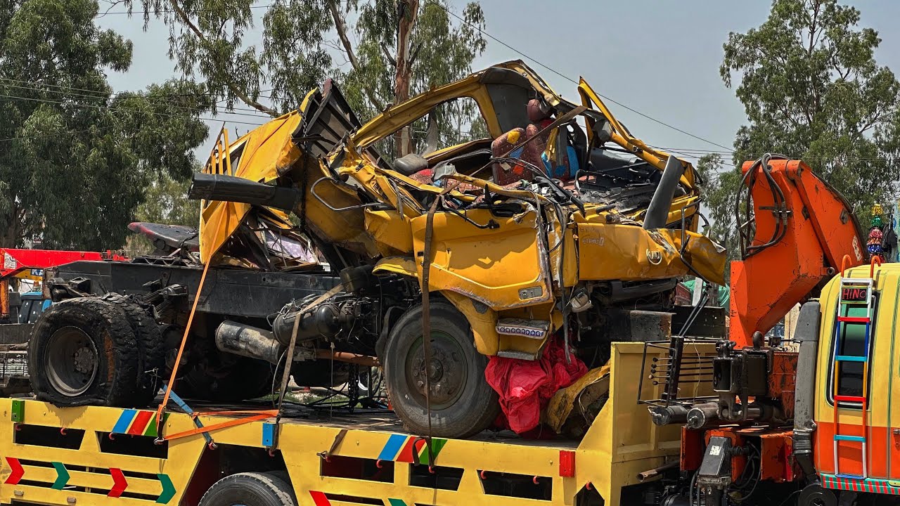 Pakistani Mechanics are Repairing this type of UD Nissan Accident Truck | Complete Restoration