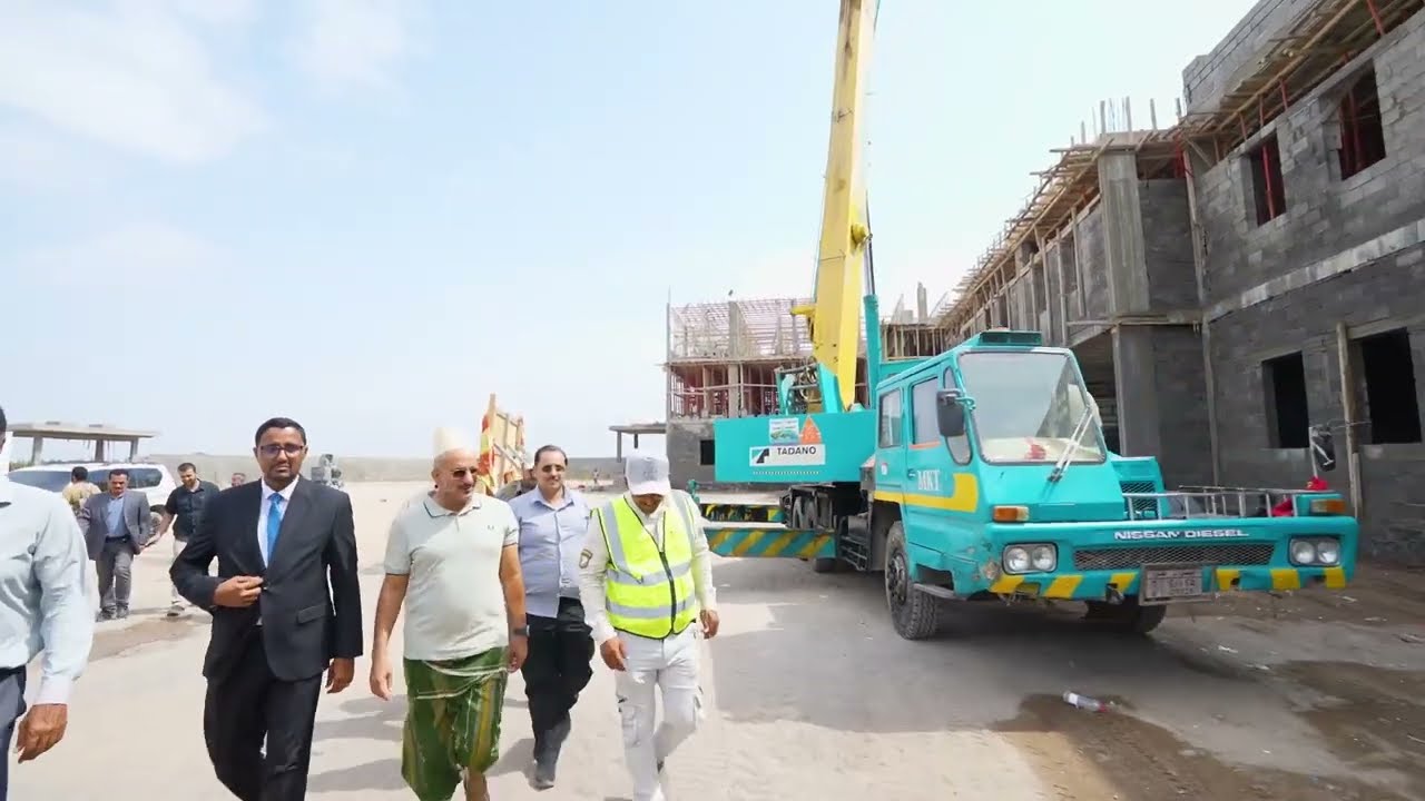 طارق صالح يتفقد سير العمل في مشروعَي مستشفى الخوخة المركزي ومركز الإنزال السمكي