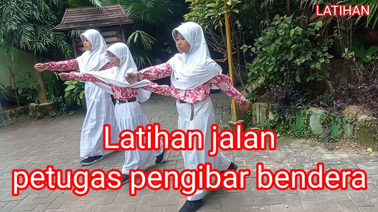 Latihan jalan petugas pengibar bendera Merah Putih