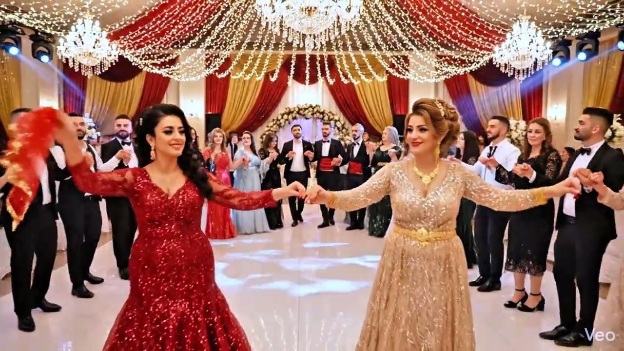 Kadınların muhteşem gösterisi  #halay #kurdish #kurtce #öneçıkar #dugunumuzvar #gelin  #halaybasi