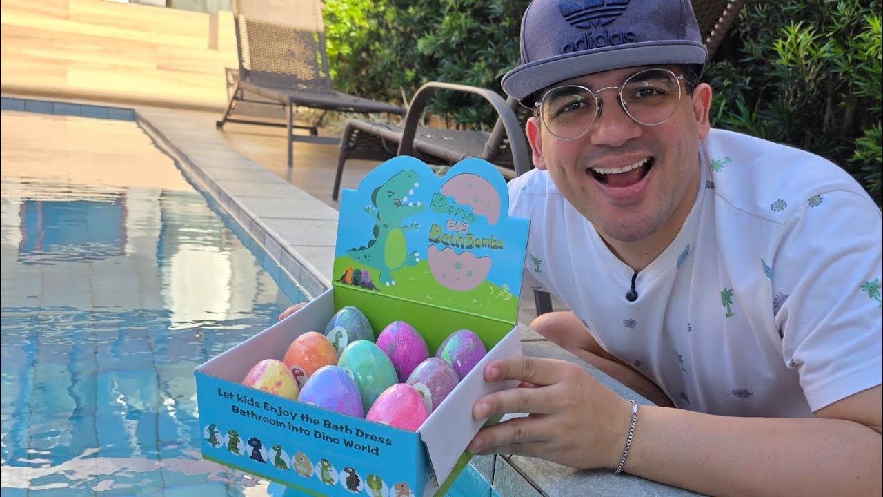 JOGUEI VÁRIOS OVOS COLORIDOS DE DINOSSAUROS NA PISCINA!!
