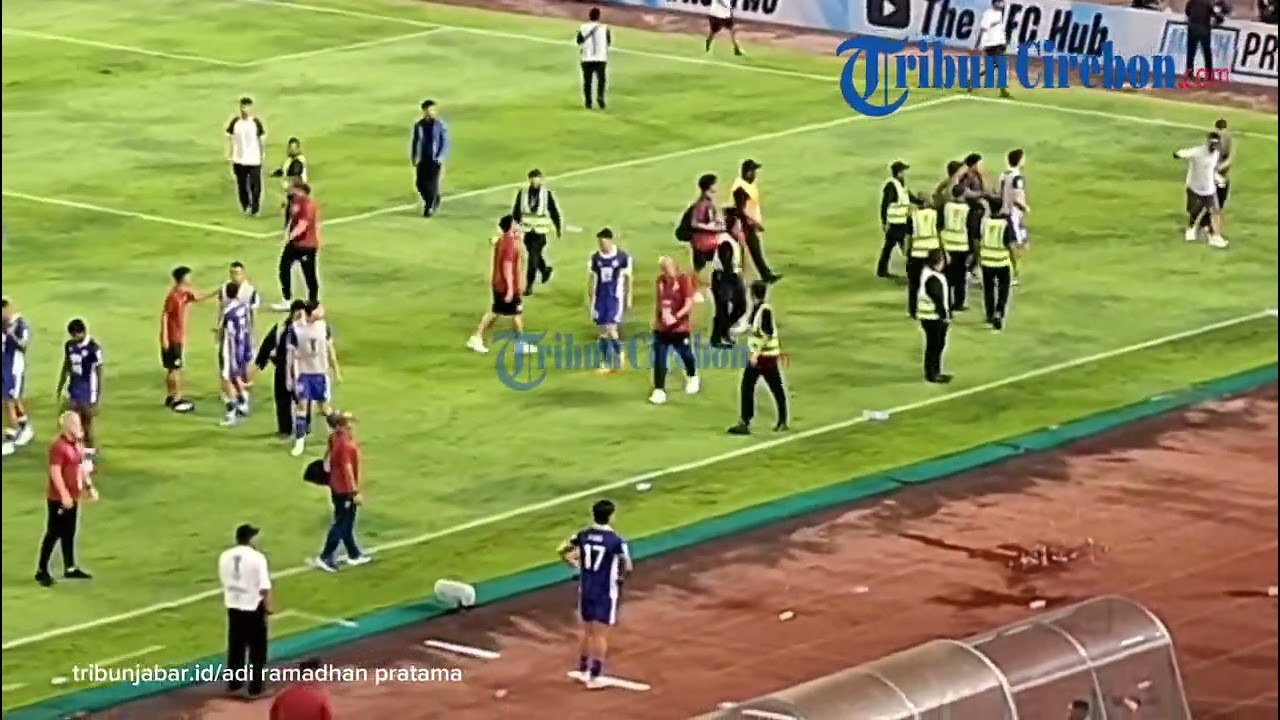 Aksi Heroik Bojan Hodak Usir Oknum Bobotoh Turun ke Lapang 